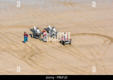 Jet Ski giostre e ingaggia a Newquay, Cornwall. Il Jet Ski rimorchi sulla spiaggia. Foto Stock