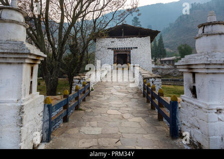 Vista di una sospensione ponte che conduce a paro Dzong nella città di Paro in Bhutan Foto Stock