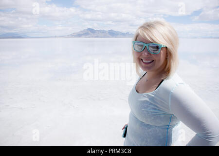 Femmina adulta ritratto in piedi sui laghi salati di Bonneville nello Utah Foto Stock