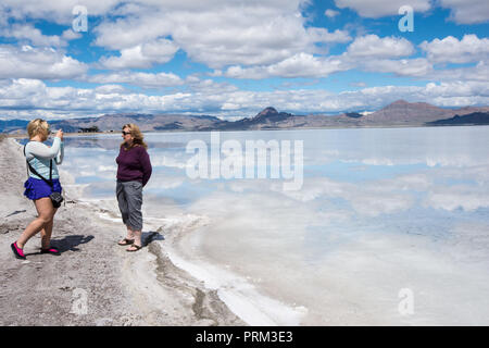 Figlia prende le foto di sua madre sui laghi salati di Bonneville nello Utah Foto Stock