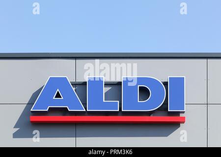 Ad Arles Francia - luglio 4, 2018: Aldi segno su una parete. Aldi è un azienda leader a livello globale di sconto catena di supermercati con oltre 9 000 negozi in 18 paesi Foto Stock