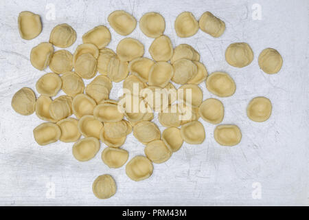 Orecchiette sul vassoio da forno. Foto Stock