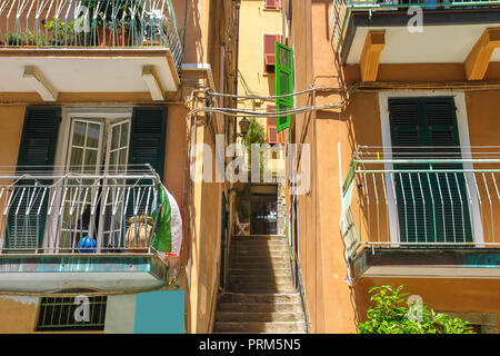 Vecchia roccia scale tra le case colorate in cinque Terry, Italia in una giornata di sole. Foto Stock