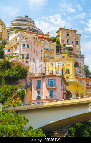 Vista sulla storica architettura in Monte Carlo, Monaco in una giornata di sole. Foto Stock