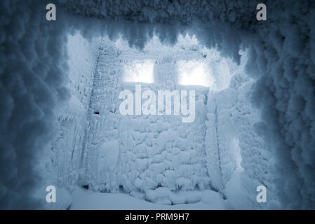 Sfondo di Natale dal gelo. Abstract texture invernali per il design. Brina e neve sulle pareti della camera con un computer Windows Foto Stock