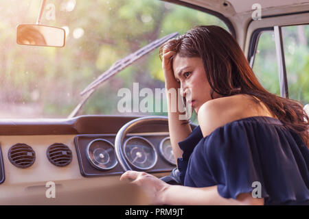 Ha sottolineato la donna seduta all'interno di un'auto d'epoca Foto Stock