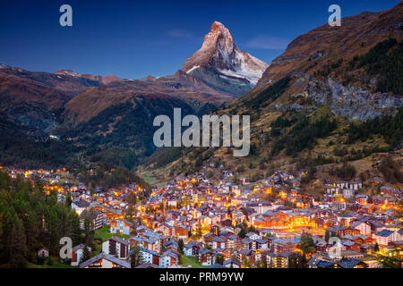 Zermatt. Immagine iconica del villaggio di Zermatt, Svizzera con il Cervino in background durante il crepuscolo. Foto Stock