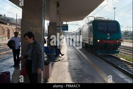 L'Italia, Barletta- 6 ottobre: Barletta si trova sulla costa adriatica. Treno su una stazione di Barletta in una mattinata del 6 ottobre 2017, l'Italia. Foto Stock