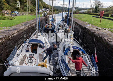 Yachts passando attraverso cancelli di blocco sul Crinan Canal a Cairnbaan Scozia Scotland Foto Stock