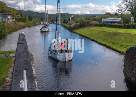 Yachts passando attraverso cancelli di blocco sul Crinan Canal a Cairnbaan Scozia Scotland Foto Stock