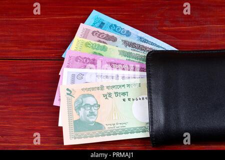Il denaro del Bangladesh nel portafoglio nero Foto Stock