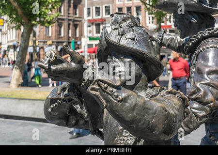Bronzo-cast scultura di uomo in casco e con un'arma da Rembrandt il più famoso dipinto La Ronda di Notte. Foto Stock