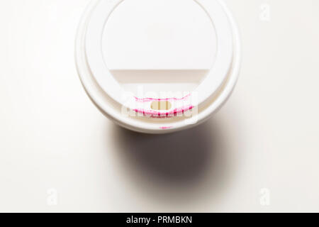Tazza di caffè con tanto di rossetto. Foto Stock
