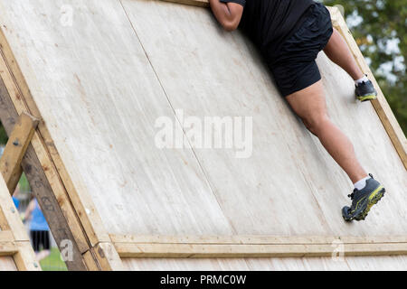 Avventura ostacolo corso gara di arrampicata del partecipante una parete Foto Stock