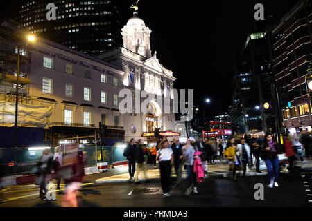 Pic mostra: Hamilton il Musical Victoria Palace Theatre folla lasciando lo spettacolo in Victoria London pic da Gavin Rodgers/Pixel8000 Foto Stock