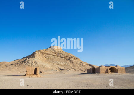 Torri di silenzio in Yazd, Iran, nel mezzo del deserto. Noto anche come Dakhma queste torri furono utilizzate per la religione zoroastriana di disporre di t Foto Stock