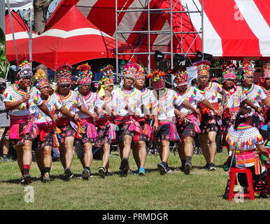 KAOHSIUNG, Taiwan -- Settembre 29, 2018: membri dell'Amis indigene tribù in costumi tradizionali partecipare nell'annuale festa della mietitura. Foto Stock