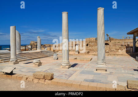 Rovine del pubblico romano bathhouse, Cesarea, una città costruita da Erode il Grande circa 25 - 13 BC, si trova sulla costa del mare di Israele Foto Stock