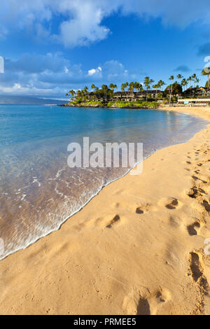 La bellissima Napili Bay di Maui, Hawaii breve prima del tramonto. Foto Stock