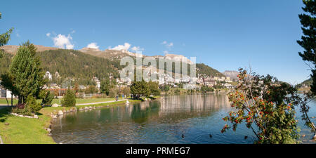 San Moritz, Svizzera con il lago di San Moritz in primo piano Foto Stock