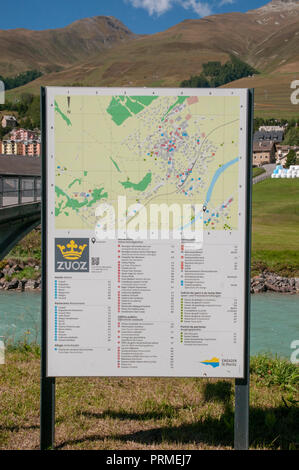 Zuoz sul fiume Inn, Maloja Regione Grigioni Svizzera Foto Stock