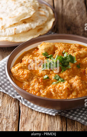 Set di ingredienti per la cucina indiana. Spezie ed erbe tradizionali  indiane assortite. Curry, curcuma, cardamomo, aglio, pepe, coriandolo,  cannella Foto stock - Alamy