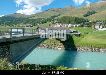 Ponte di Maillard oltre il fiume Inn è stato costruito nel 1901 da Robert Maillard (1972-1940) a Zuoz sul fiume Inn, Maloja Regione Grigioni, SVIZZ Foto Stock