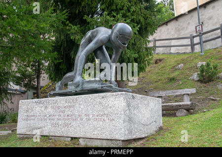 La scultura in bronzo di una cresta Rider (1985) di David Wynne in St Moritz svizzera Foto Stock
