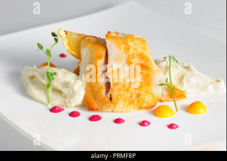 Pikeperch fritto con purea di sedano Foto Stock