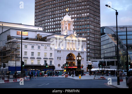 Pic mostra: Hamilton il Musical Victoria Palace Theatre la folla che arrivano al salone di Victoria London pic da Gavin Rodgers/Pixel8000 Foto Stock