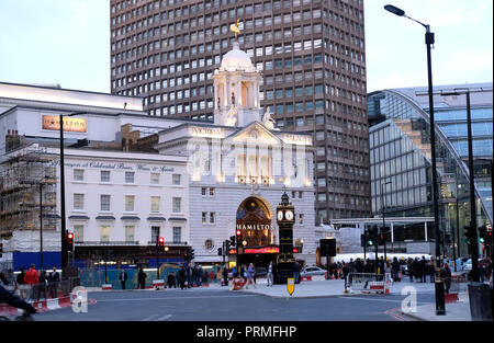 Pic mostra: Hamilton il Musical Victoria Palace Theatre la folla che arrivano al salone di Victoria London pic da Gavin Rodgers/Pixel8000 Foto Stock