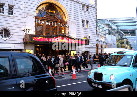 Pic mostra: Hamilton il Musical Victoria Palace Theatre la folla che arrivano al salone di Victoria London pic da Gavin Rodgers/Pixel8000 Foto Stock