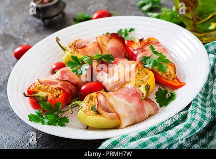 Peperoni ripieni di ricotta e pancetta nel piatto sul tavolo. Il cibo dei Balcani. Foto Stock