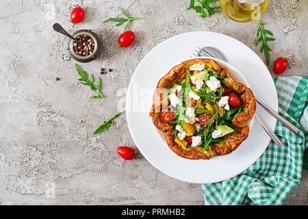 Frittata con pomodori freschi, avocado e mozzarella. La frittata insalata. La prima colazione. Cibo sano. Vista dall'alto. Lay piatto Foto Stock