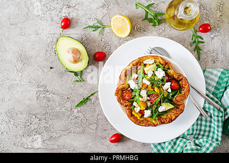 Frittata con pomodori freschi, avocado e mozzarella. La frittata insalata. La prima colazione. Cibo sano. Vista dall'alto. Lay piatto Foto Stock