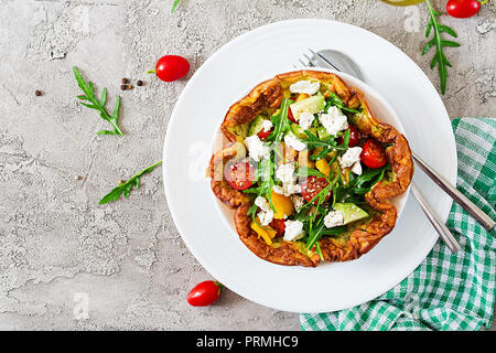 Frittata con pomodori freschi, avocado e mozzarella. La frittata insalata. La prima colazione. Cibo sano. Vista dall'alto. Lay piatto Foto Stock