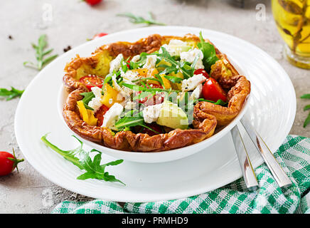 Frittata con pomodori freschi, avocado e mozzarella. La frittata insalata. La prima colazione. Cibo sano. Foto Stock