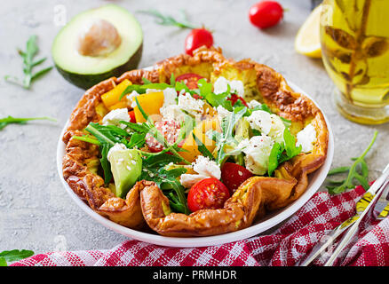 Frittata con pomodori freschi, avocado e mozzarella. La frittata insalata. La prima colazione. Cibo sano. Foto Stock