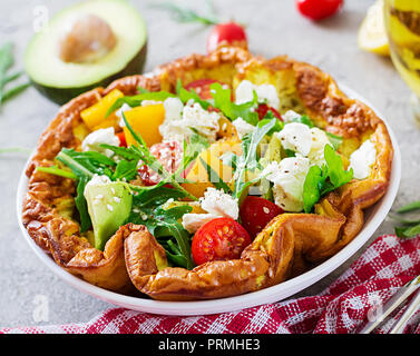 Frittata con pomodori freschi, avocado e mozzarella. La frittata insalata. La prima colazione. Cibo sano. Foto Stock