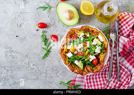 Frittata con pomodori freschi, avocado e mozzarella. La frittata insalata. La prima colazione. Cibo sano. Vista dall'alto. Lay piatto Foto Stock