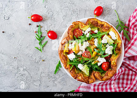 Frittata con pomodori freschi, avocado e mozzarella. La frittata insalata. La prima colazione. Cibo sano. Vista dall'alto. Lay piatto Foto Stock