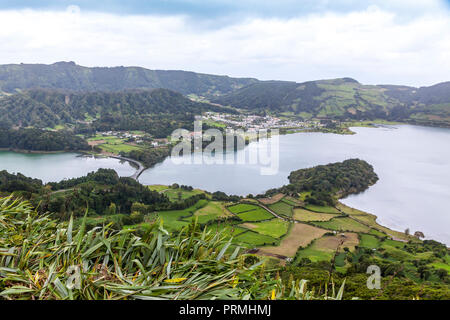 Vista pittoresca del Lago di Sete Cidades ('Sanche le città Lago'), un cratere vulcanico lago sull isola Sao Miguel, Azzorre (Açores), Portogallo Foto Stock