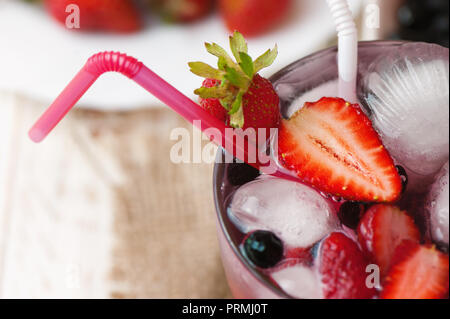 Acqua aromatizzata con fragole fresche e il ghiaccio nel vasetto di vetro. Foto Stock