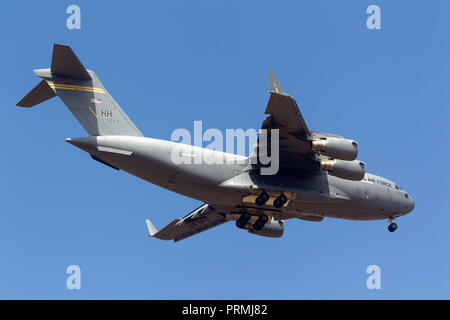 United States Air Force (USAF) Boeing C-17A Globemaster III i velivoli militari da trasporto 05-5153 dal 535th Airlift Squadron, xv Airlift Wing bas Foto Stock