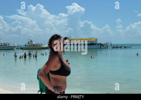 I turisti che visitano la Isla Contoy in Messico protetta fin dal 1961, ora di proprietà di il messicano del governo federale e il suo accesso è limitato a 200 visitatore Foto Stock