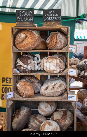 Pane di pasta acida in vendita ad uno spettacolo autunnale. REGNO UNITO Foto Stock