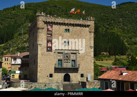 La facciata principale del Infantado torre in Villa De Potes. Natura, architettura, storia, Viaggi. Luglio 30, 2018.Potes, Cantabria, SPAGNA Foto Stock