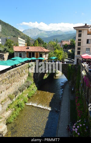 Bella vista dal ponte romano in Villa De Potes. Natura, architettura, storia, Viaggi. Luglio 30, 2018.Potes, Cantabria, SPAGNA Foto Stock