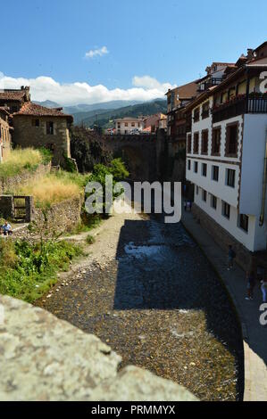 Bella vista dal ponte romano in Villa De Potes. Natura, architettura, storia, Viaggi. Luglio 30, 2018.Potes, Cantabria, SPAGNA Foto Stock