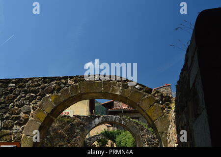 Belle arcate con vedute del cielo nella Villa De Potes. Natura, architettura, storia, Viaggi. Luglio 30, 2018.Potes, Cantabria, SPAGNA Foto Stock